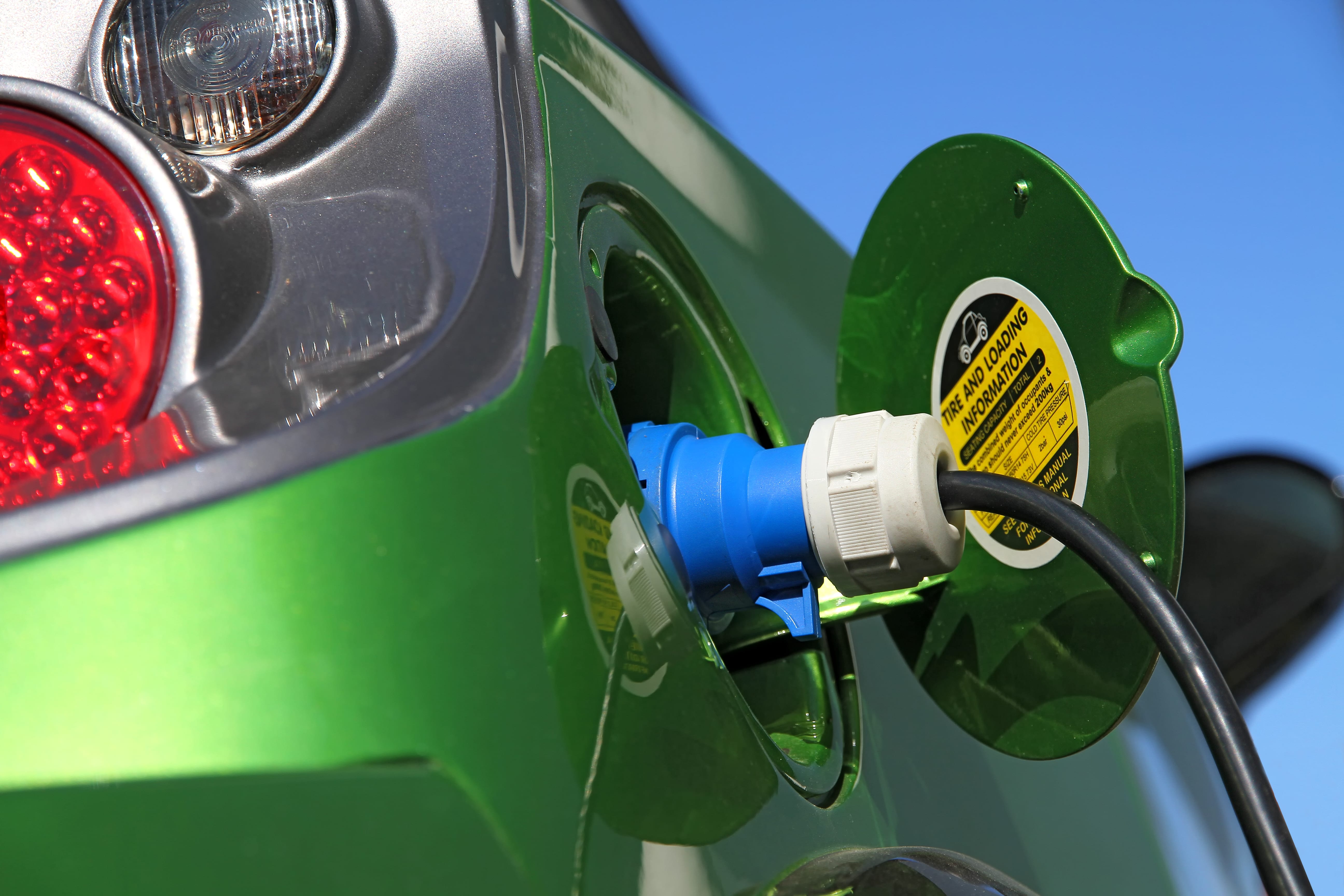 Industry experts meet to discuss EV Professional Standard